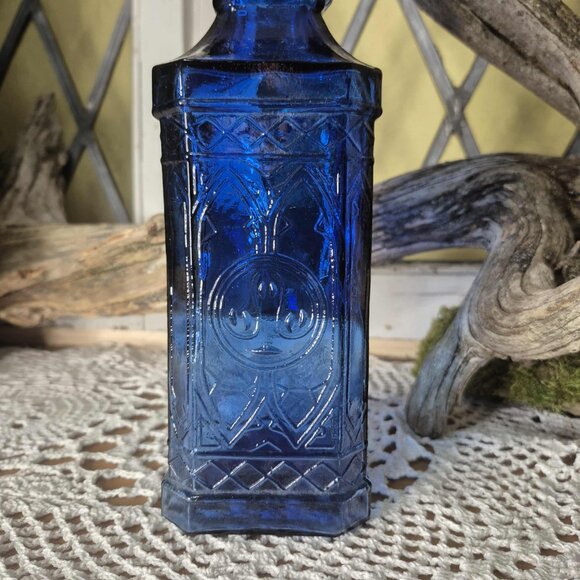 Vintage cobalt blue glass bottle - Picture 5 of 10